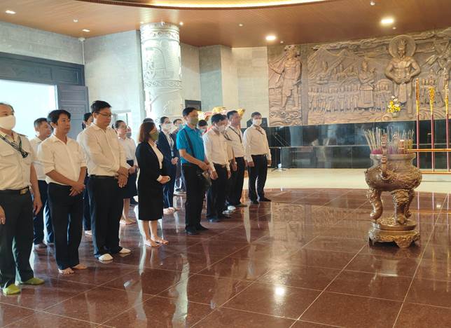 Các đồng chí đảng viên, BCH công đoàn và Đoàn thanh niên đã đến dâng hương tưởng niệm tại đền thờ Vua Hùng TP. Cần Thơ nhân ngày Giỗ tổ Mùng 10 tháng 3