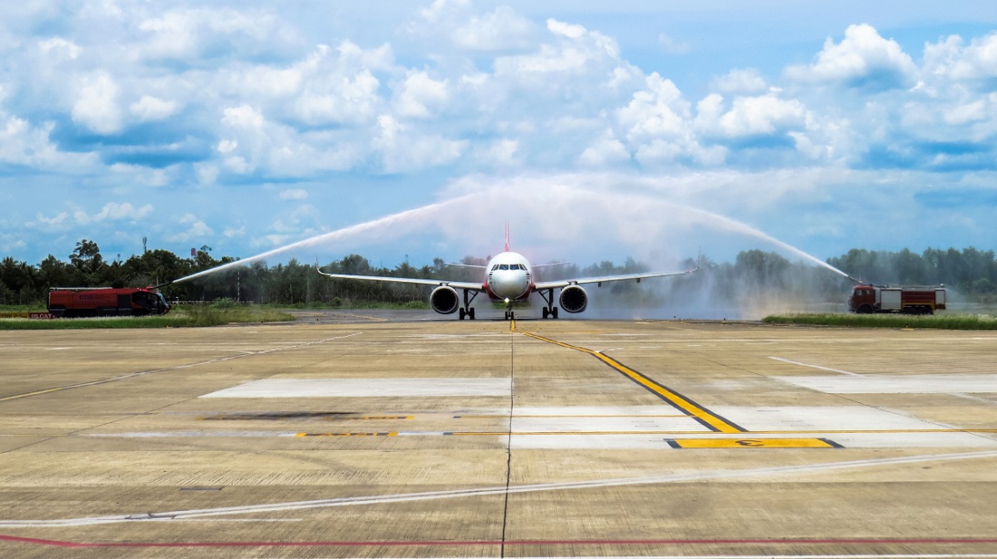 Nghi thức chào đón chuyến bay đầu tiên của Thai-AirAsia từ Bangkok (Thái Lan) đến Cảng hàng không quốc tế Cần Thơ