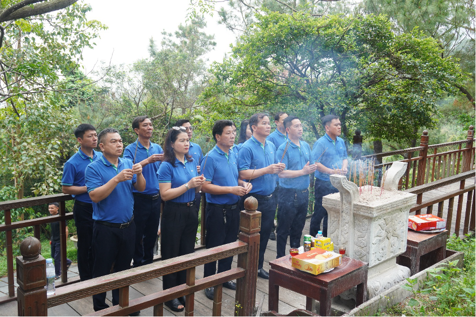 Dâng hương tại Tượng đài Chủ tịch Hồ Chí Minh