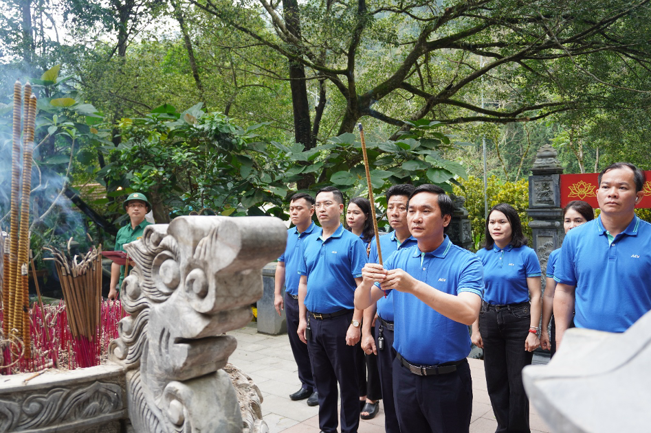 Dâng hương tại Khu mộ Đại tướng Võ Nguyên Giáp