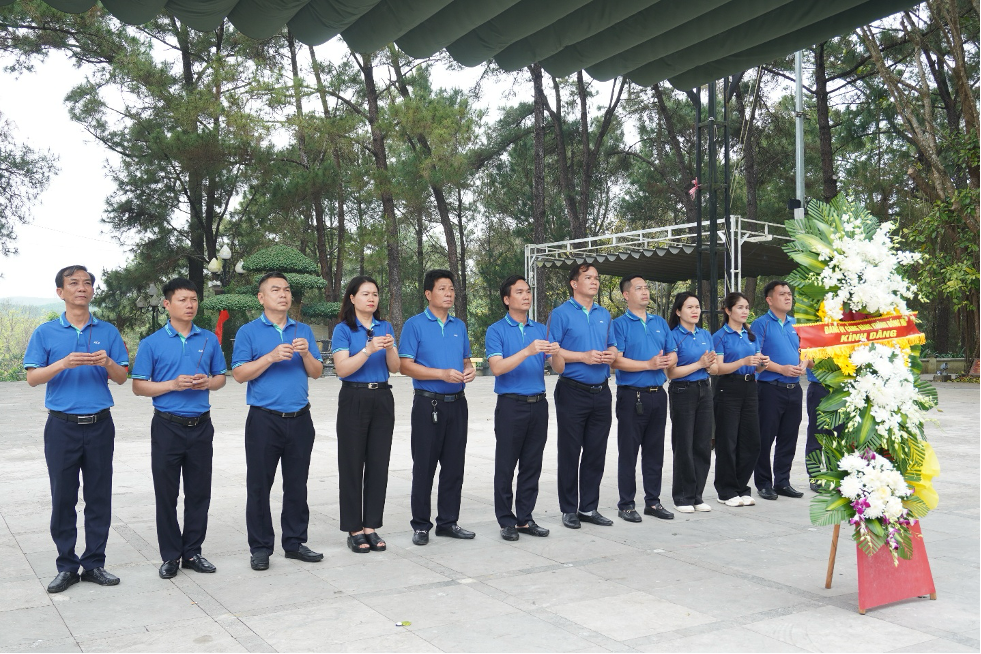 Dâng hương tại Hang Tám Cô