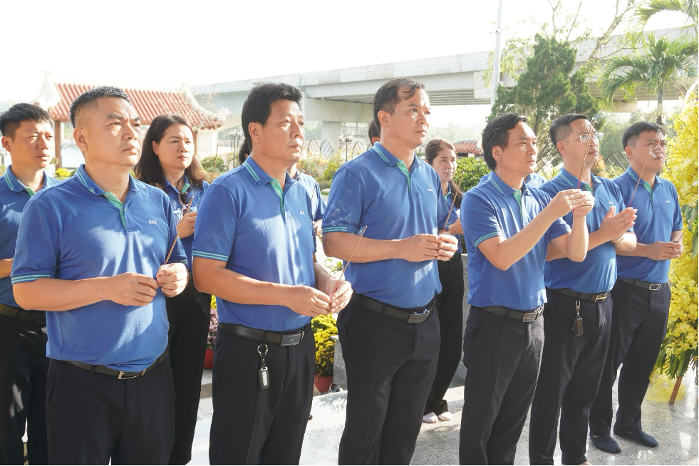 Dâng hương tại Nghĩa trang Liệt sĩ Trường Sơn