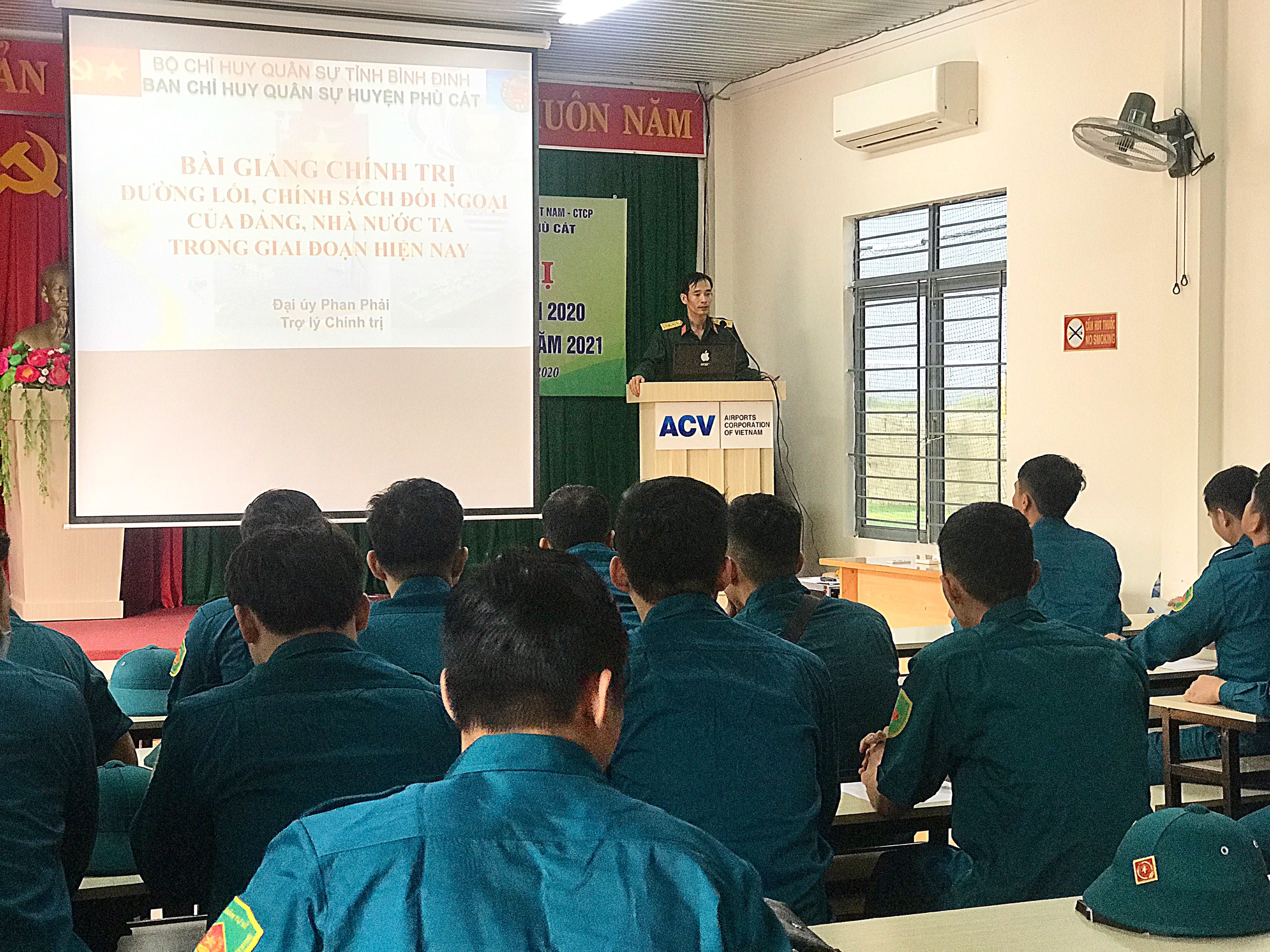 Đại úy Phan Phải – Trợ lý chính trị, Ban chỉ huy quân sự huyện Phù Cát phát biểu khai mạc buổi huấn luyện