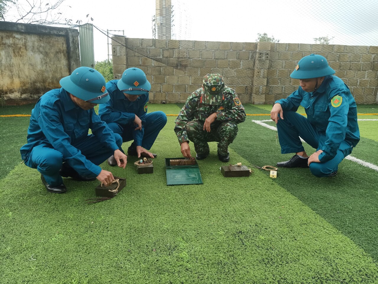 Cán bộ quân sự hướng dẫn cho các Tiểu đội trưởng cách phân biệt các loại đầu đạn, lựu đạn kích nổ