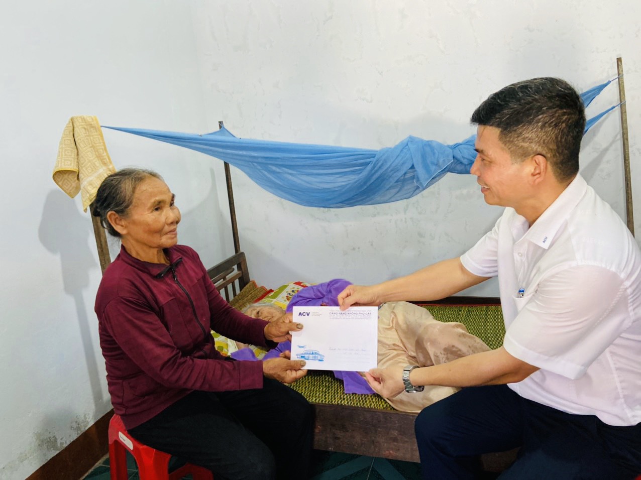 Thăm và tặng quà Mẹ Việt Nam anh Hùng Võ Thị Địch (104 tuổi)  tại Xã Cát Hanh,  Huyện Phù Cát, Tỉnh Bình Định