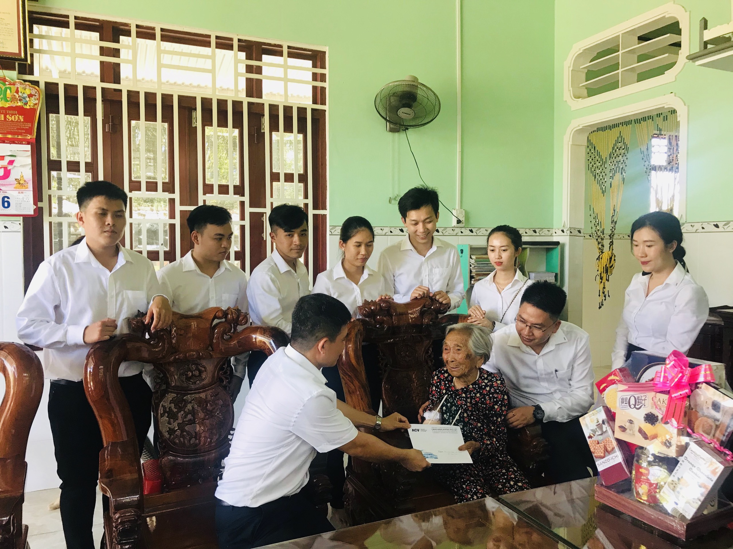 Thăm và tặng quà Mẹ Việt Nam Anh Hùng Đỗ Thị Thừa (101 tuổi) tại Xã Cát Minh,  Huyện Phù Cát, Tỉnh Bình Định